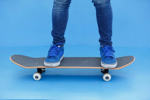 Skateboarden Benen Rijden Skateboard Bij Blue Skatepark — Stockfoto