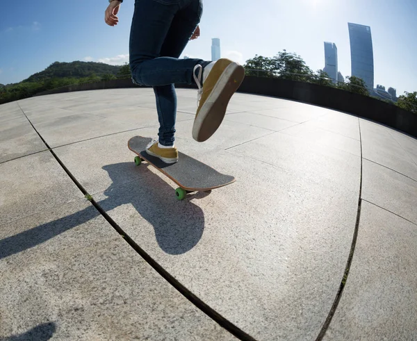 建物のある都市でアクティブなスケートボーダースケートボード — ストック写真