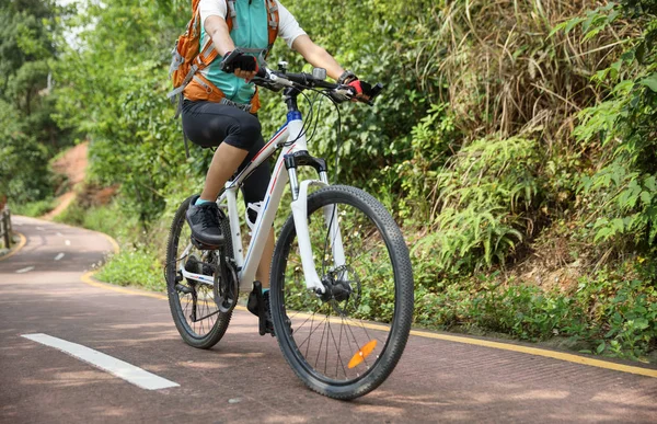 Mujer Montando Bicicleta Montaña Sendero Forestal — Foto de Stock