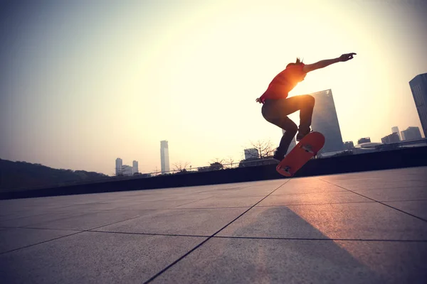 Skateboarder Skateboarding Wschodzie Słońca Miejskim Mieście — Zdjęcie stockowe