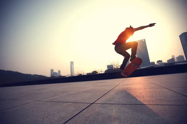 Skateboarder Skateboarding Sunrise Urban City — Stock Photo, Image