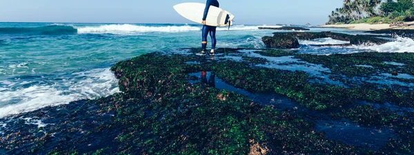 Vrouw Surfer Met Surfplank Gaat Surfen — Stockfoto