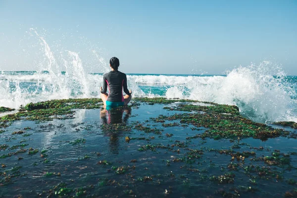 Donna Che Pratica Yoga Sulla Scogliera Corallo Mare Con Onde — Foto Stock