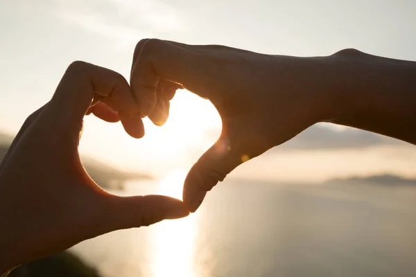 Manos Forma Corazón Contra Atardecer Sobre Mar —  Fotos de Stock