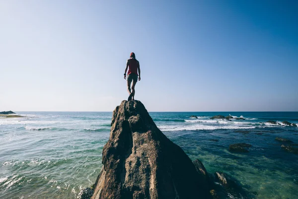 Γενναία Γυναίκα Που Περπατάει Στην Άκρη Του Βράχου Στην Παραλία — Φωτογραφία Αρχείου