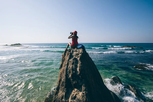 Fotógrafa Mujer Tomando Fotos Acantilado Roca Junto Mar — Foto de Stock