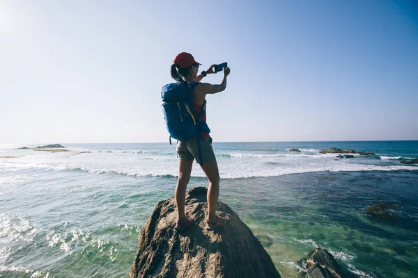 Kvinna Vandrare Seaside Med Hjälp Smartphone Och Bilder — Stockfoto