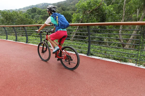 Radfahrerin Mit Mountainbike Auf Waldweg Unterwegs — Stockfoto