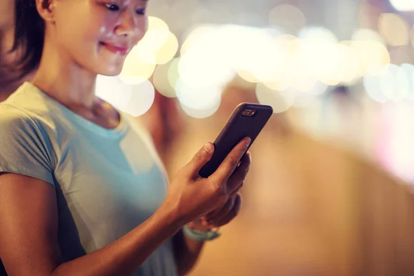 Mujer Asiática Usando Smartphone Noche —  Fotos de Stock