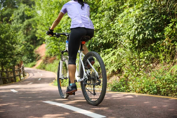 Woman Riding Mountain Bike Forest Trail — Stock Photo, Image