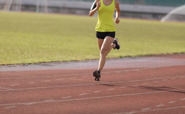 stadyum yolda çalışan genç fitness kadın