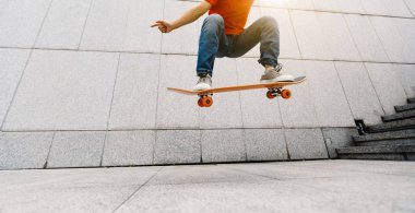 Genç kaykaycı Ollie City yapıyor  