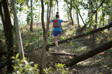 Tropik sonbahar ormanlarında koşan sporcu kros izi