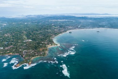 Sri Lanka'da balıkçılar köyü ile güzel deniz manzarası havadan görünümü