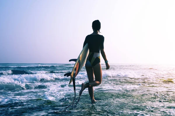 Mujer Surfista Con Tabla Surf Surfear — Foto de Stock