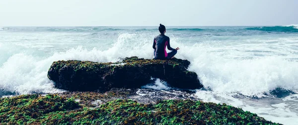 Mujer Practicando Yoga Borde Del Acantilado Coral Frente Las Olas — Foto de Stock