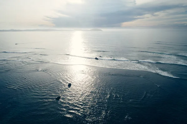 Αεροφωτογραφία Του Καταπράσινες Bay Στην Ανατολή Του Ηλίου — Φωτογραφία Αρχείου