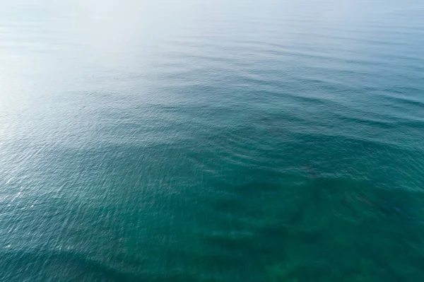 日出时美丽的海浪表面的无人机鸟瞰图 — 图库照片