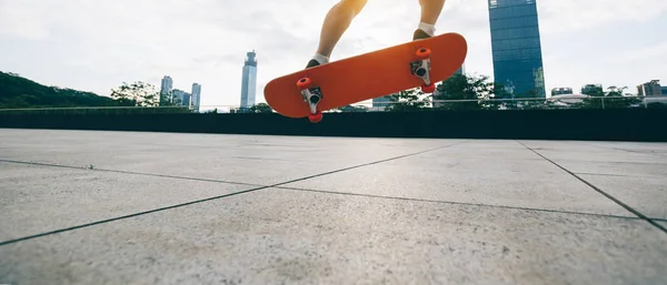 Joven Skateboarder Skateboarding Ciudad Urbana — Foto de Stock