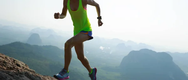 Επιτυχημένη Γυναίκα Τρέχει Πάνω Στο Βουνό Κορυφή Βράχο Άκρο — Φωτογραφία Αρχείου