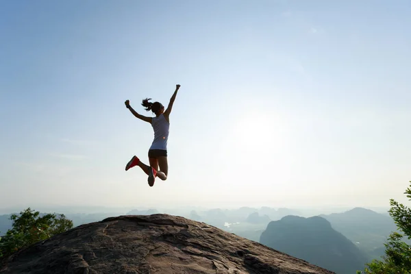 成功した自由の女性は 日の出の山の頂上にジャンプ — ストック写真