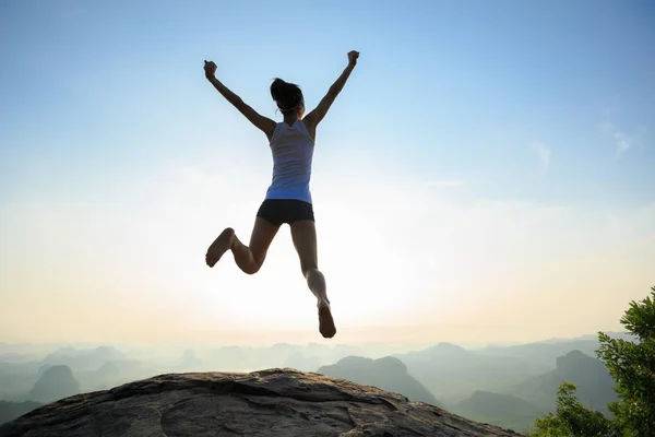 Framgångsrik Frihets Kvinna Hoppar Sunrise Mountain Top — Stockfoto