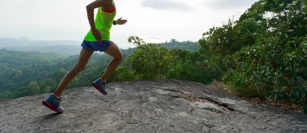 Joven Asiático Mujer Corredor Corriendo Puesta Del Sol Montaña Pico — Foto de Stock