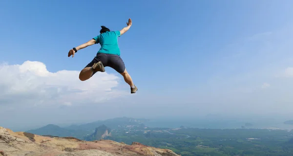 Framgångsrik Kvinna Hoppar Rocky Mountain Peak Cliff Edge — Stockfoto