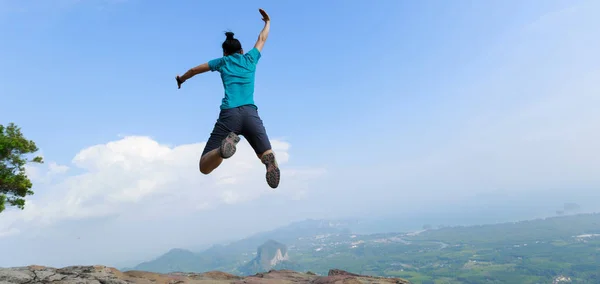 Framgångsrik Kvinna Hoppar Rocky Mountain Peak — Stockfoto
