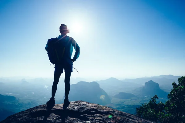 Escursionista Donna Successo All Alba Sulla Cima Della Montagna — Foto Stock