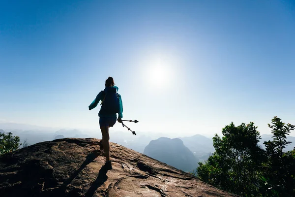 Femme Randonnée Réussie Marchant Sur Falaise Montagne Lever Soleil — Photo