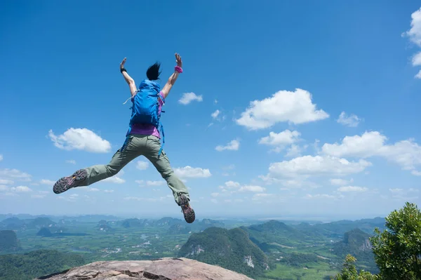 Feliz Éxito Mujer Excursionista Saltando Cima Montaña — Foto de Stock