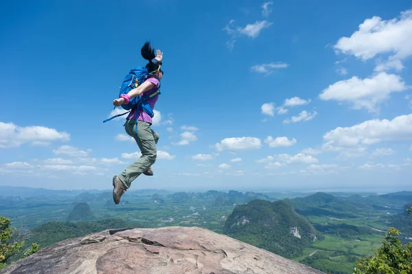 Boldog Sikeres Túró Jumping Hegycsúcs — Stock Fotó
