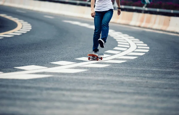 Femme Skateboarder Skateboard Sur Route Ville — Photo