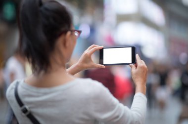 Asyalı kadın şehirde smartphone kullanarak