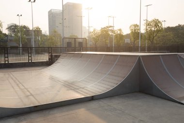 şehirde gün doğumunda boş skatepark rampaları 