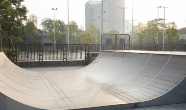 gün doğumunda şehir merkezinde boş skatepark rampaları