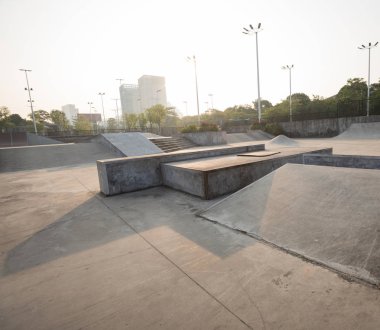 modern paten parkında rampalar ve çıkıntılar