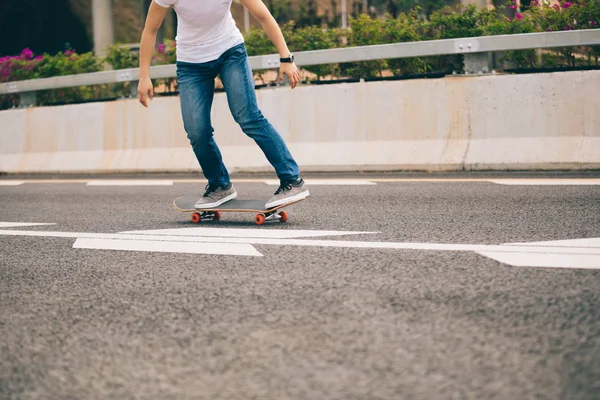 Vrouwelijke Skateboarder Skateboarden City Road — Stockfoto