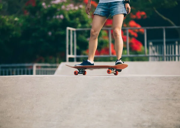 Skateboarder Skateboarding Skatepark Ramp City — Stock Photo, Image