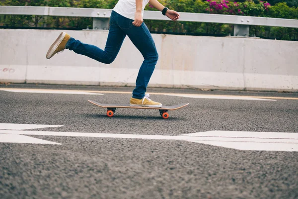 Female Skateboarder Skateboarding City Road — Stock Photo, Image