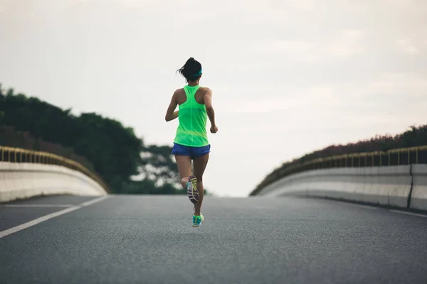 Joven Fitness Mujer Corriendo Ciudad Carretera —  Fotos de Stock