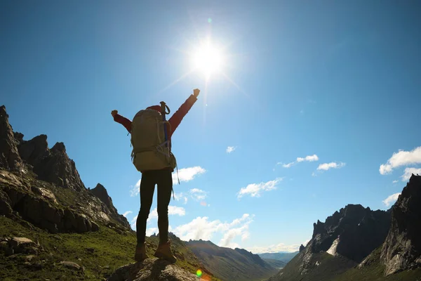 Cheering Woman Hiker Backpack Hiking High Altitude Mountain Top — Stock Photo, Image
