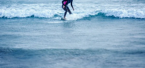 Surfeuse Sur Planche Surf Lever Soleil — Photo