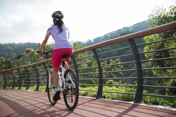 Жінка Велосипедистка Катається Гірському Велосипеді Лісовій Стежці — стокове фото