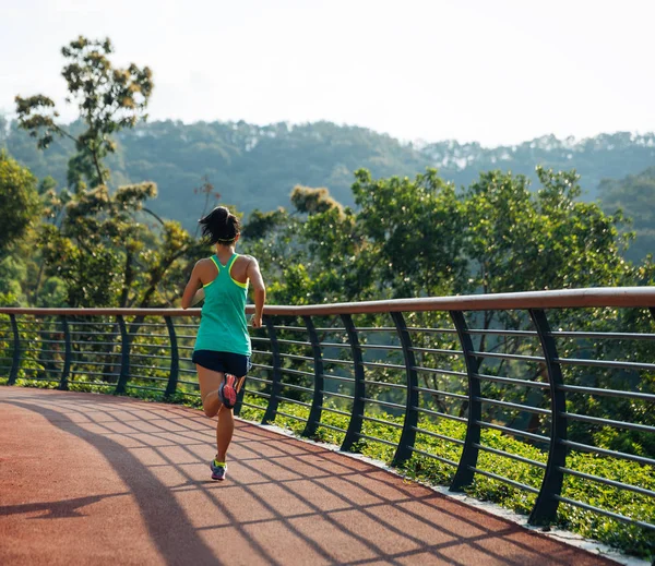 跑步运动员在春天的森林小径上奔跑 健康理念 — 图库照片