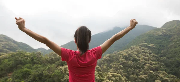 Молодая Женщина Чувствует Себя Сильной Вершине Лесной Горы — стоковое фото