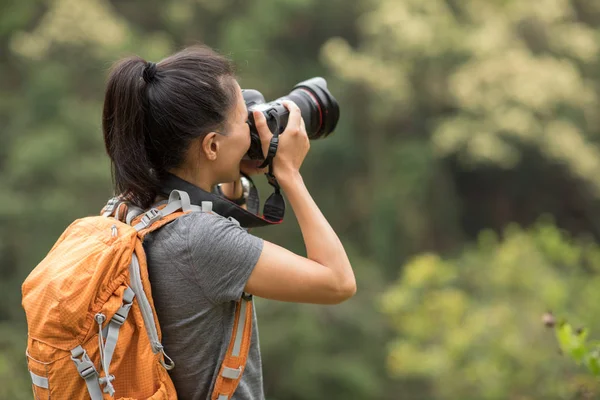 Woman Photographer Taking Photo Morning Mountain Forest — 스톡 사진