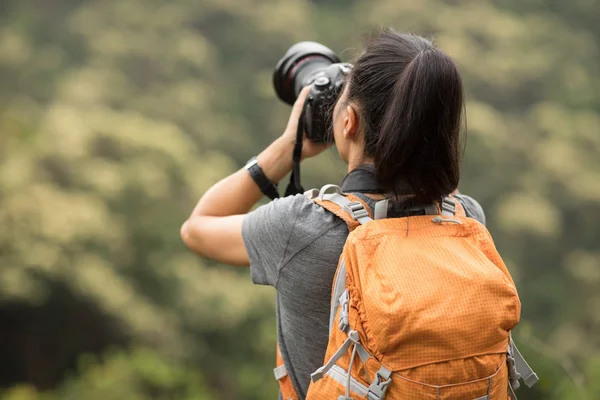 Woman Photographer Taking Photo Morning Mountain Forest — 스톡 사진