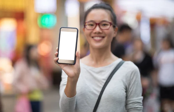 Asiatico Donna Utilizzando Smartphone Città — Foto Stock